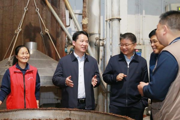 丁雄军在调研茅台酒三轮次时强调 统筹好产量与质量、传承与创新、发展与安全三个关系 优质茅台基酒