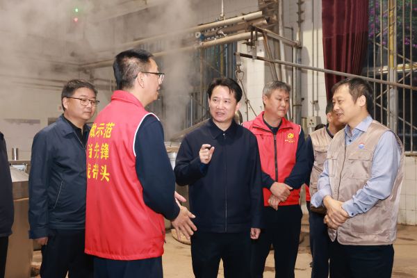 丁雄军到生产一线宣讲党的二十大精神并调研茅台酒造沙生产