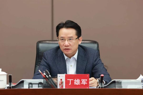 茅台集团党委理论学习中心组举行集中研讨会