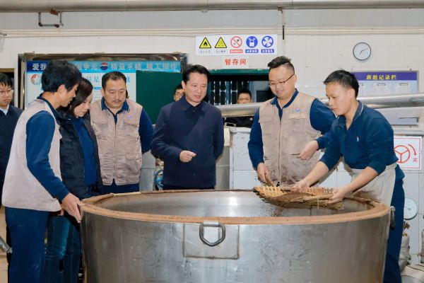 茅台酒2023年度一轮次酒开烤 丁雄军到制酒生产一线调研