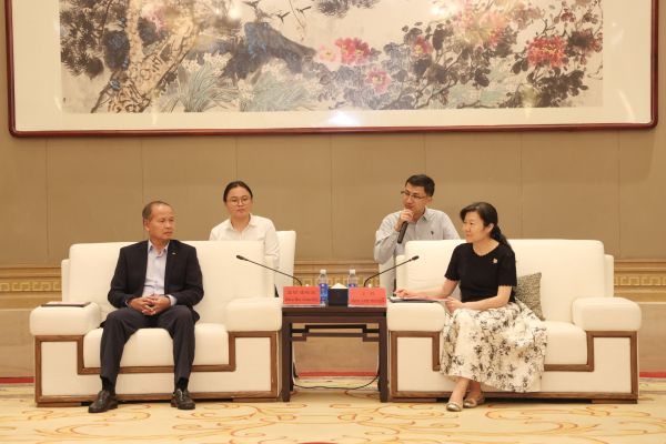 茅台集团与老挝琅南塔省代表团座谈