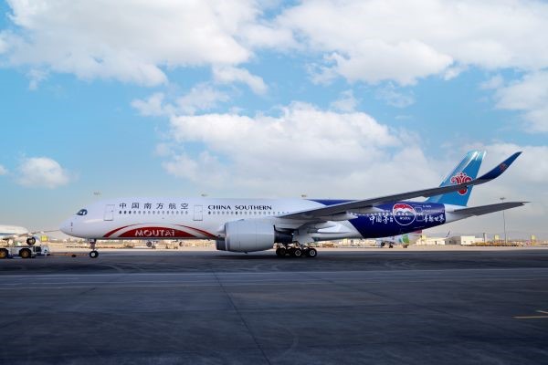 “中国茅台号”彩绘客机a350正式启航
