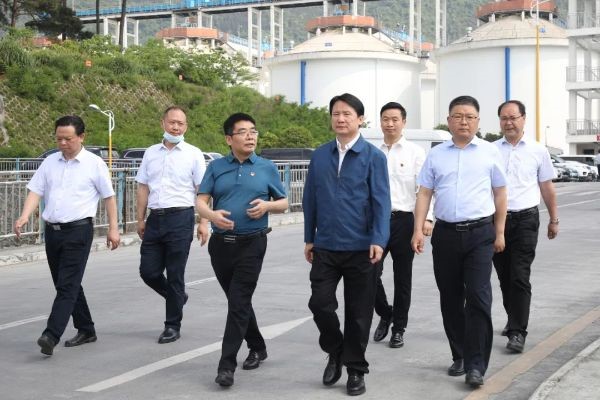 丁雄军（前右二）调研茅台物流公司园区建设