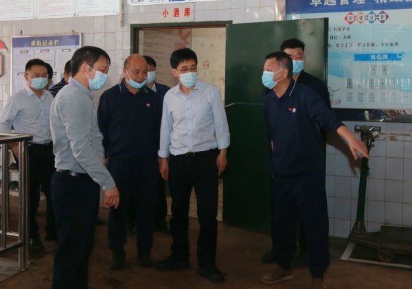 李静仁在制酒九车间现场听取安全生产汇报
