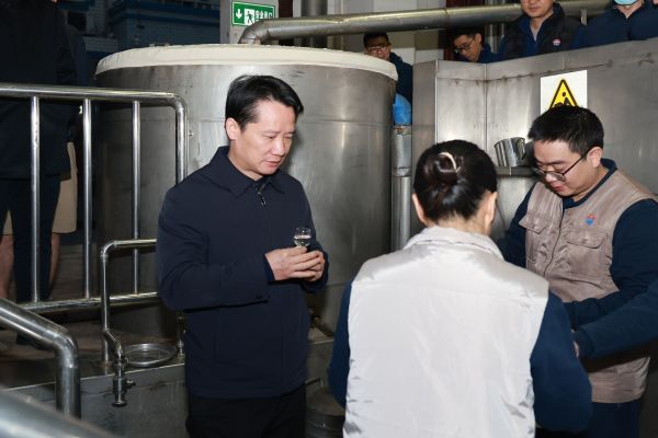 丁雄军品尝一轮次基酒