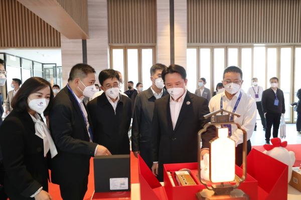 与会领导嘉宾参观子公司的产品文化展览