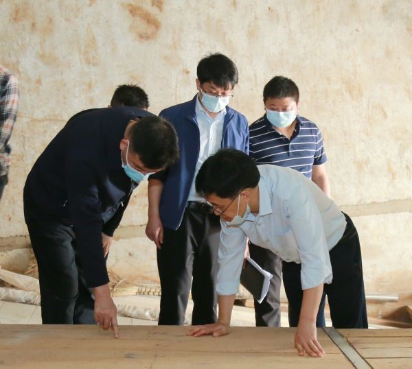 李静仁调研制曲二车间干曲仓项目改造现场