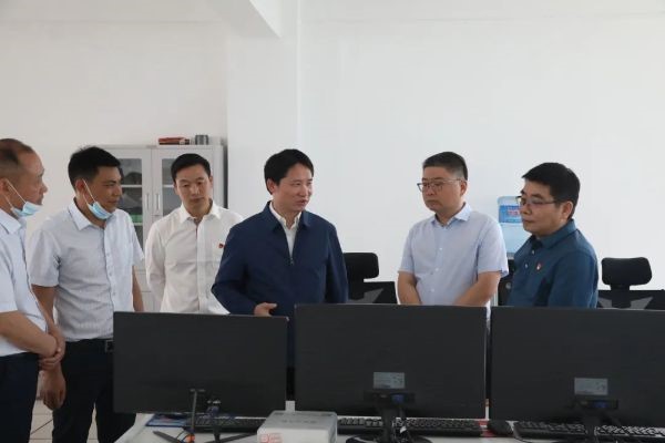丁雄军（右三）调研茅台物流公司项目建设