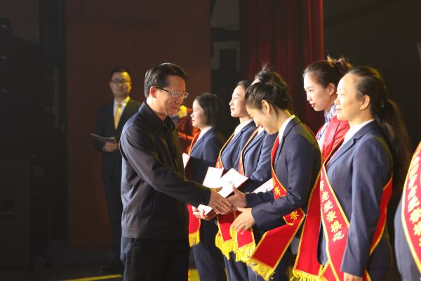 丁雄军与孝老爱亲模范握手致意