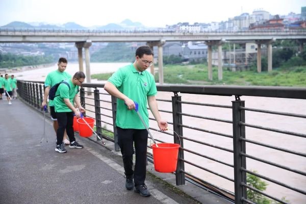 净山行动，员工沿赤水河捡拾垃圾