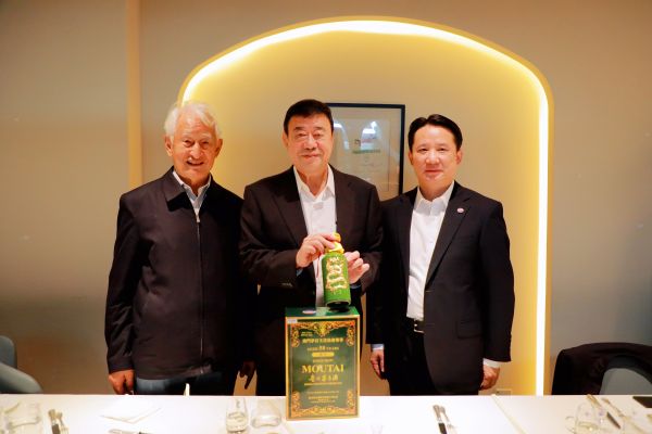 澳门茅台文化协会将珍藏的茅台酒回赠茅台永久收藏