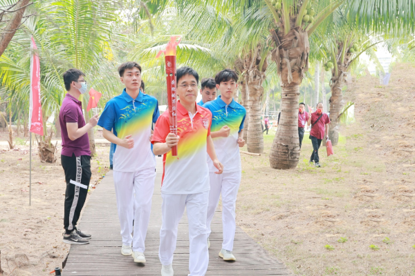 李静仁参加火炬传递