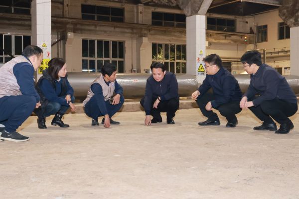 丁雄军（右三）了解“三合土”晾堂养护情况
