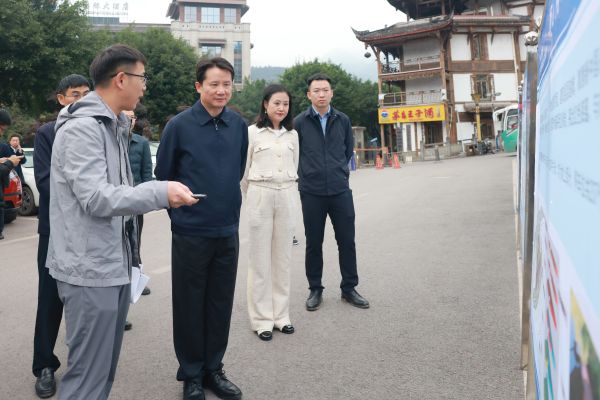 调研茅台镇河滨社区红色美丽村庄规划建设情况